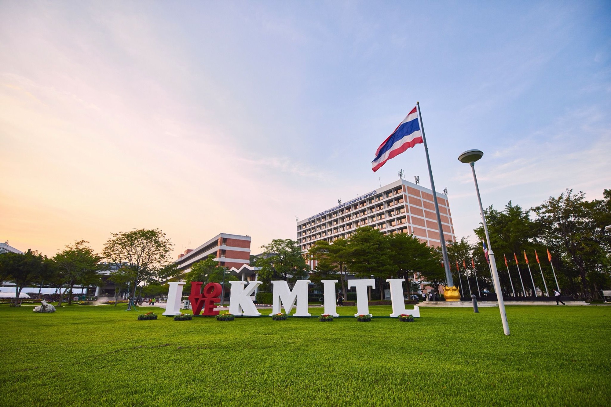 ภาพประกอบประวัติสถาบันเทคโนโลยีพระจอมเกล้าเจ้าคุณทหารลาดกระบัง